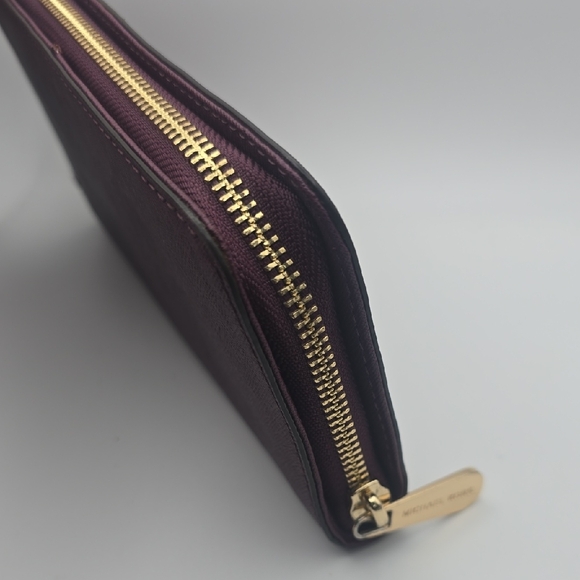 Michael Kors Plum Lock Hamilton Wallet W/ Gold Hardware (VERY GOOD)✨️💜✨️ - Picture 5 of 10